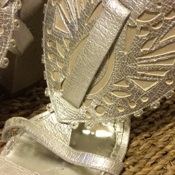 ⚡️Givenchy metallic leather lace heart block heels - Picture 9 of 16